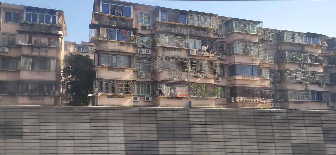 为什么这些房子，还有人住？那这些房子，又是谁在住？

大家现在都在改善住房条件，