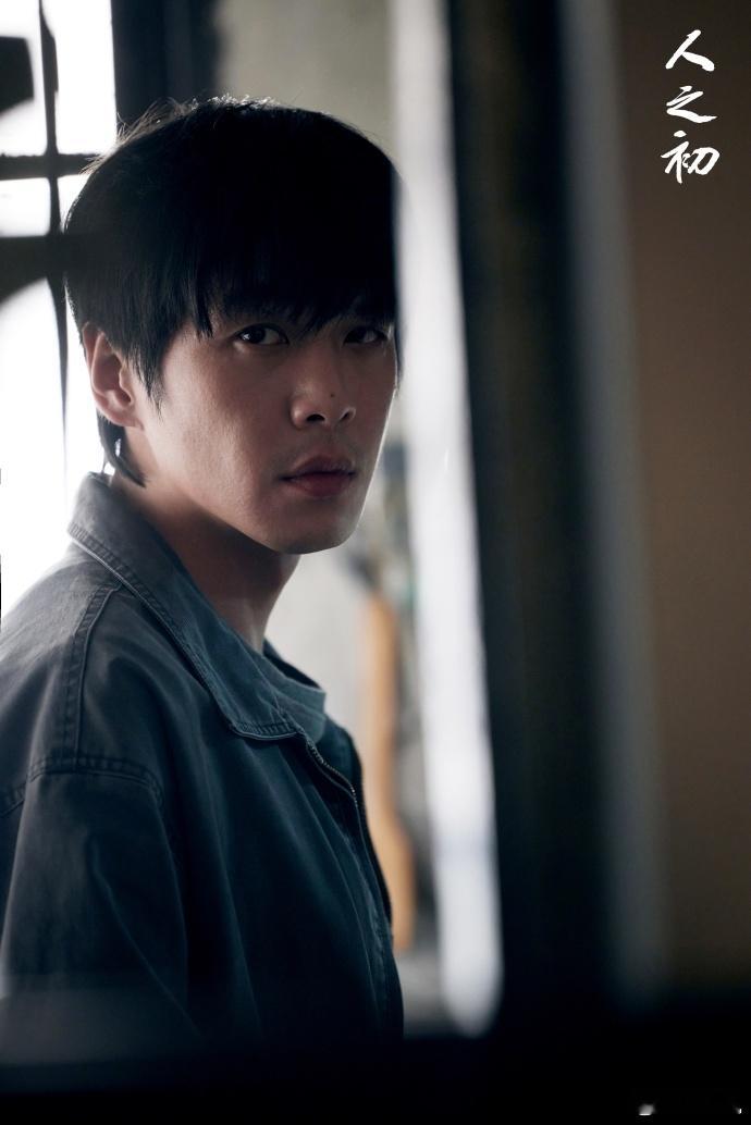 张若昀一部现代戏浑身战损伤 人设虐到心碎！战损孤单又落寞，眼神倔强不服输，坐等高