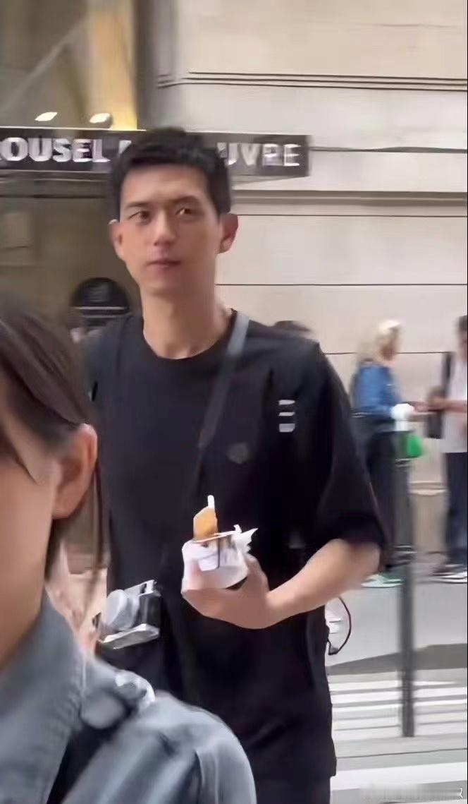 #李现巴黎路透##李现路透生图#李现路透生图，可以可以 ​​​