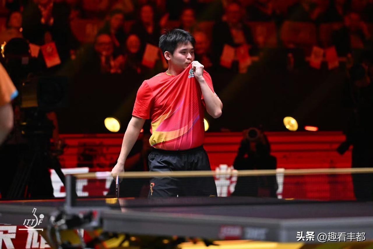 热血瞬间！林诗栋亲吻球衣国旗，这一动作看哭无数人

镜头定格的瞬间，林诗栋双手拉