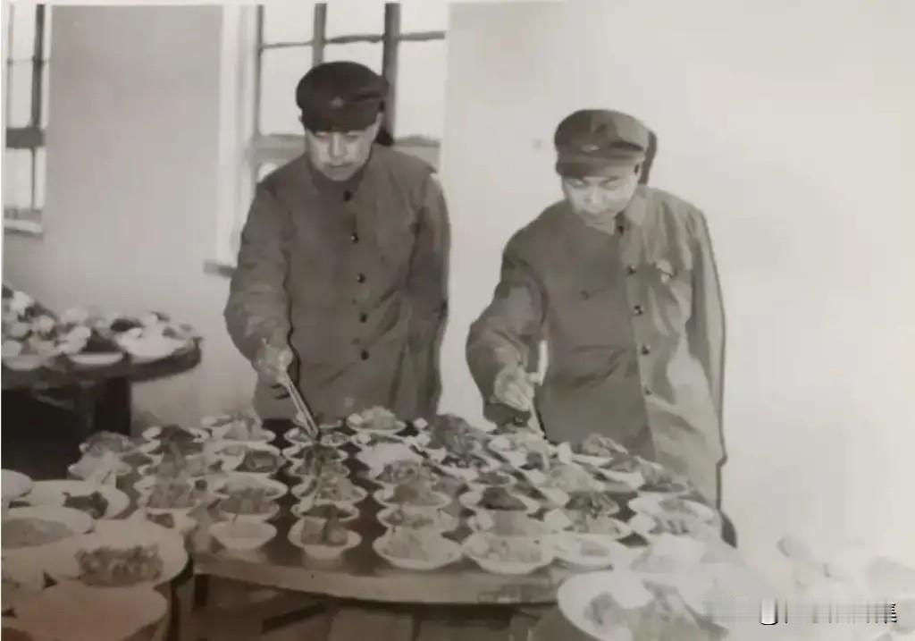 1977年8月，​兰州军区政委萧华（右）在连队食堂检查战士伙食时的照片。据记载，