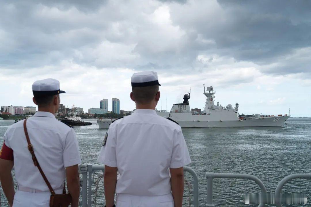 当地时间3月27日下午，海军第45批护航编队圆满完成对坦桑尼亚友好访问，离开达累