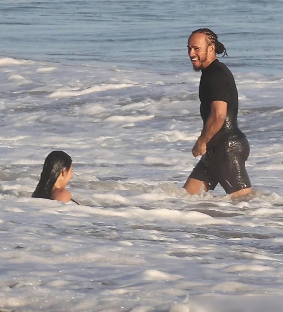 你刚搭上F1七冠王，他所有前任就集体打电话给你：“这男人有毒，快跑！”你说金·卡