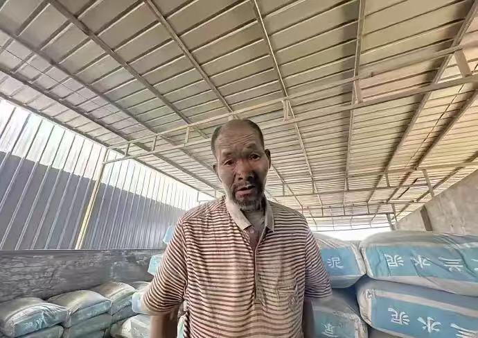 6月7日，打拐志愿者上官正义在保定清苑区刘庄村暗访时，撞见了一个满头灰白水泥灰的