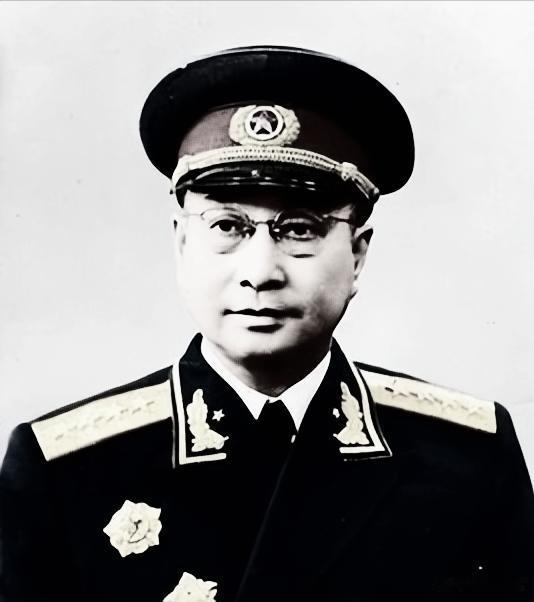 1952年，毛主席将陈赓从朝鲜调回，命他办一所军事学校。谁曾想，他对毛主席提的第