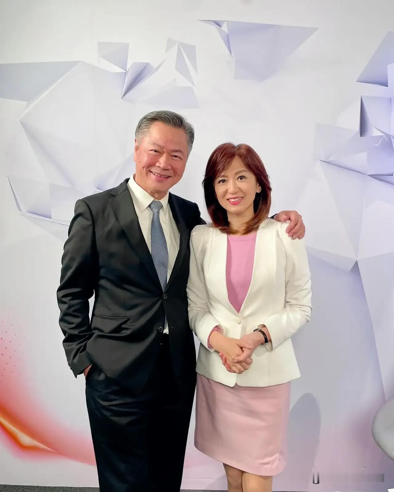 台北中天电视拿“利益冲突”当理由，把主持人周玉琴给资遣了；周玉琴两口子觉得，是因