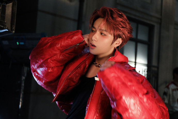 刘耀文红衣红发刘耀文眼下腮红拽感潮男 刘耀文红衣红发，刘耀文眼下腮红拽感潮男，谁