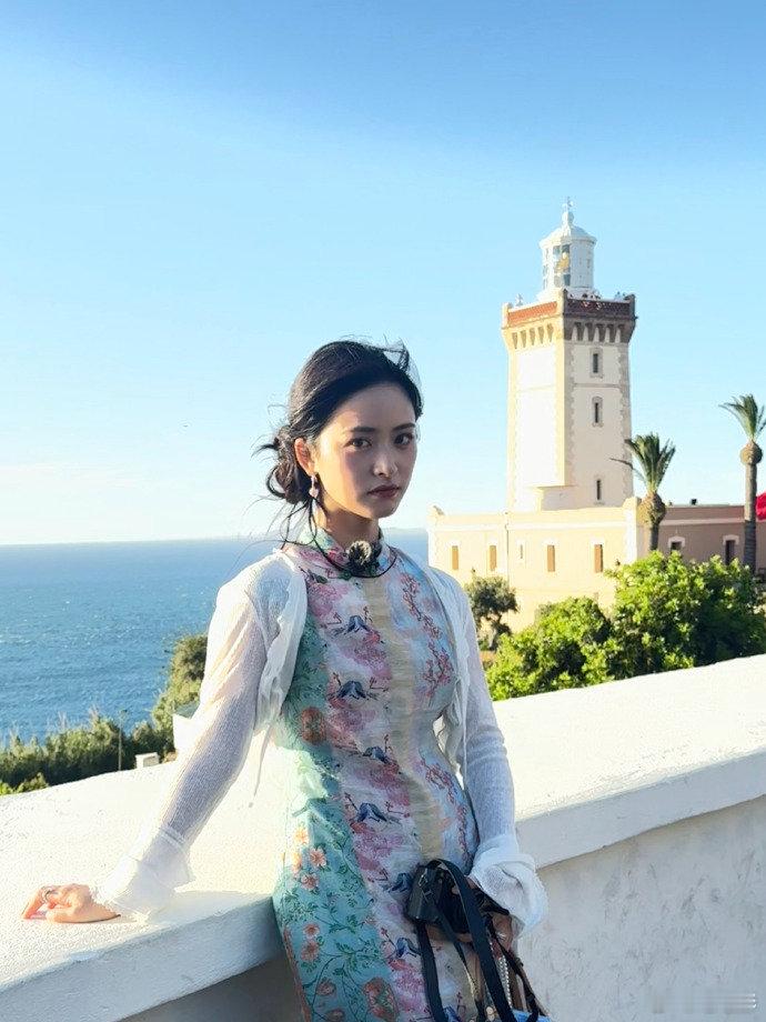 沈月[超话]清冷和明媚在沈月脸上兼顾了沈月穿蓝上衣白短裙的时候，我满脑子都是 “