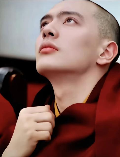 西藏活佛达隆爆火，不是因为活佛身份和佛学知识，而是因为颜值而走红。达隆活佛今年2