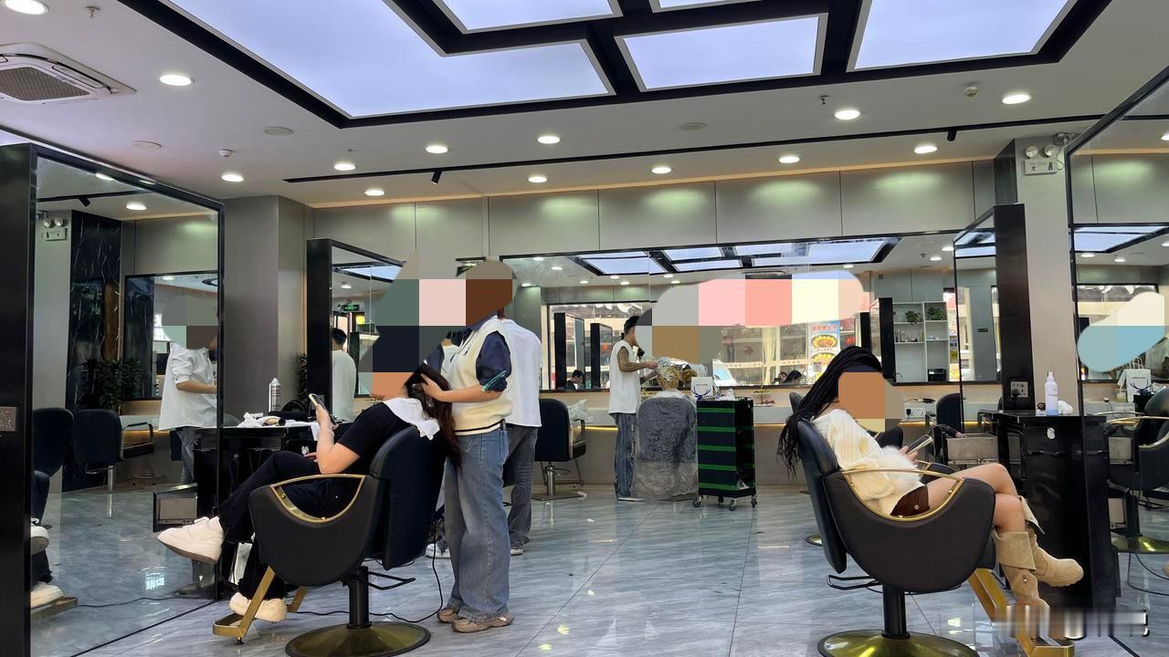 我发现
还是女人的钱
好挣啊。
去理发店
随便洗一下头
按摩一下头部
然后把头发