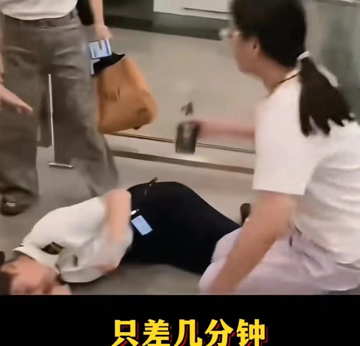 只差5分钟发车却不让进站！女子失控殴打工作人员砸记录仪，冲动付出惨痛代价
 
“