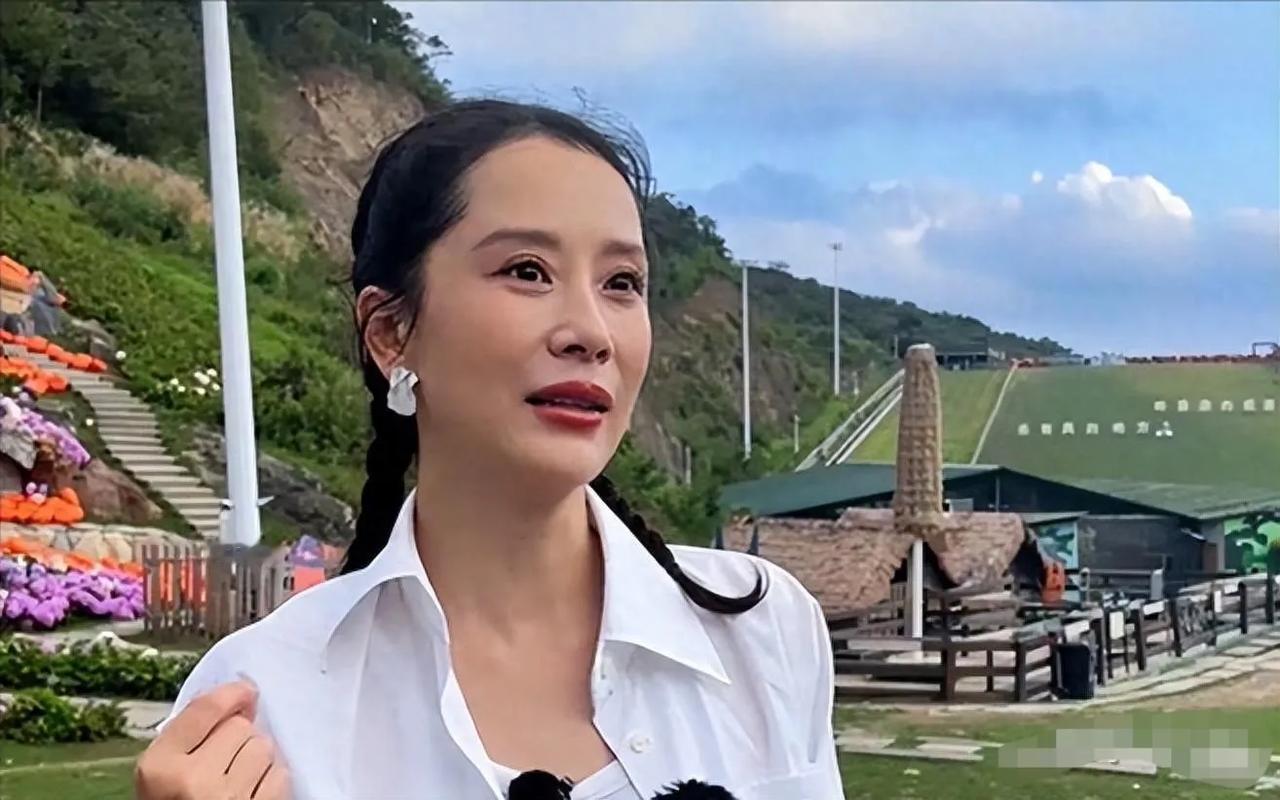 印象中的海清知性优雅，好媳妇的形象深入人心，做事雷厉风行，一头短发非常的干练。