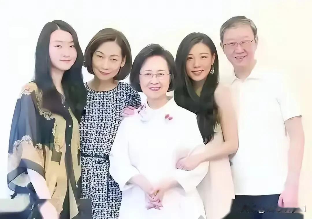 琼瑶的儿媳何琇琼，其实比婆婆还厉害。把公司管理得井井有条，而且和琼瑶关系亲如母女