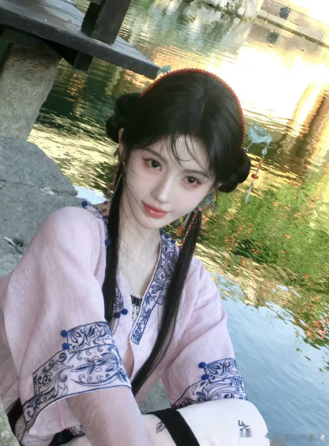 鞠婧祎说自己是山黛王 ​​​好美好萌的阿黛宝宝！！！拜倒在这位山黛王的石榴裙下了