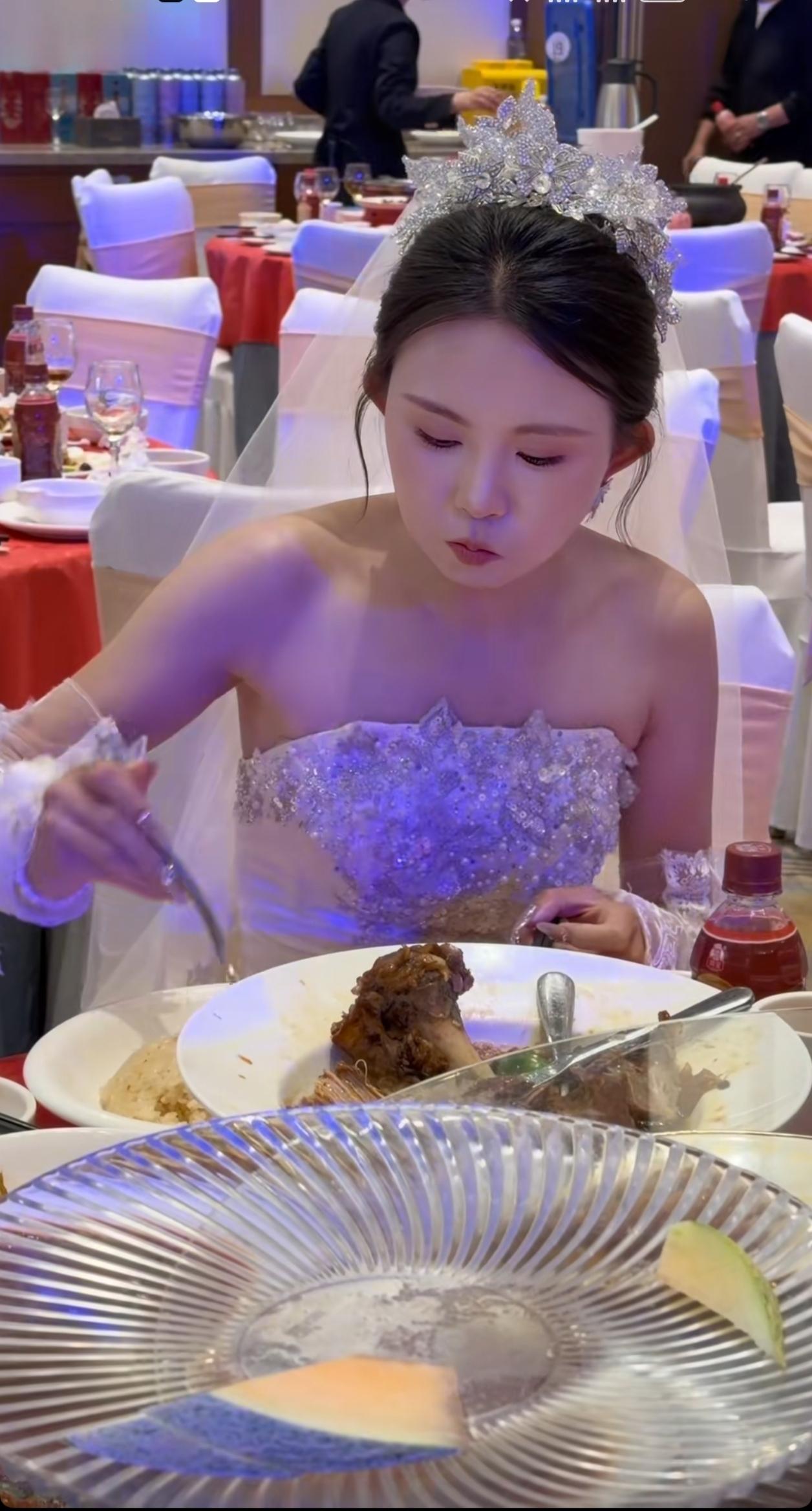 结婚那天我婆婆特别用心，就多定了一桌，知道我没吃着东西，送走娘家人就立马让我俩吃