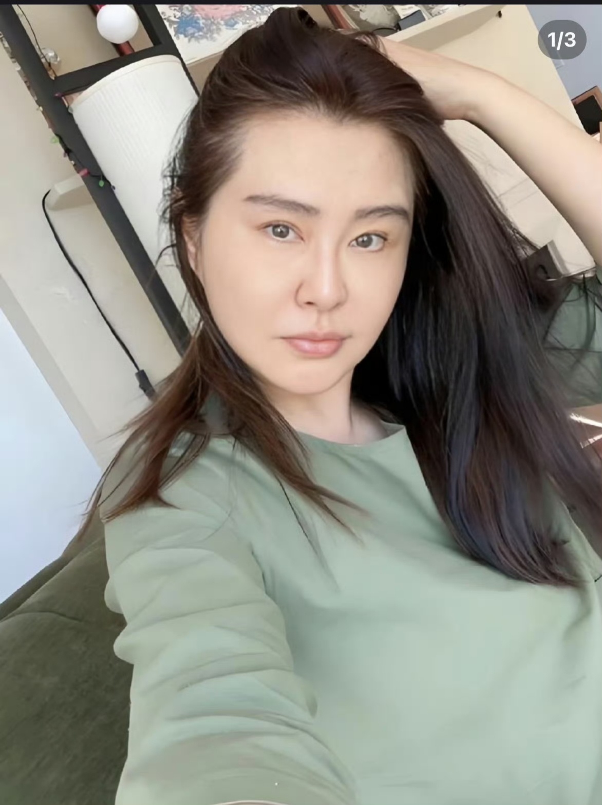 认不出这是王祖贤 毕竟也58岁了，岁月的痕迹在她的身上已经算是很少了，保养得算好