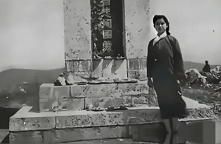1943年，张自忠将军的女儿张廉云冒着生命危险来到了父亲殉国之处湖北宜城，站在石