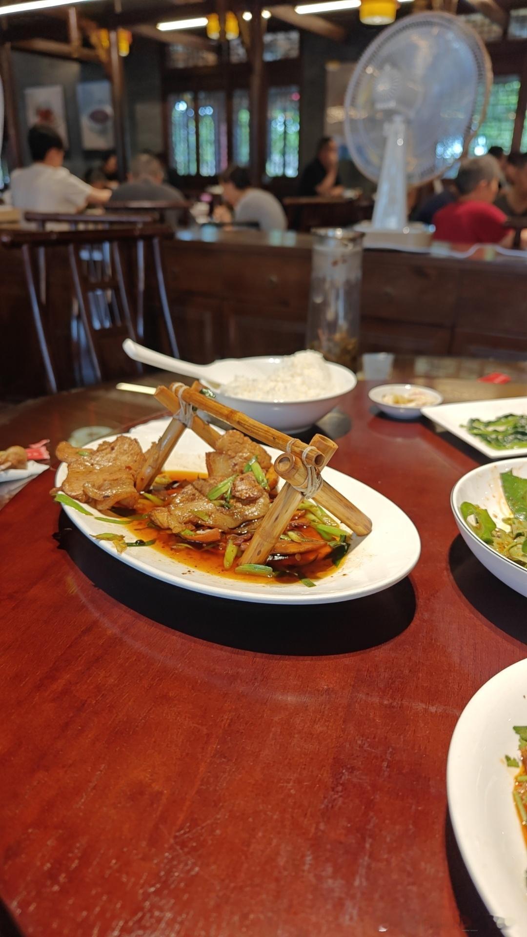 回国第一次吃到这么难吃的东西[二哈]，又柴又腥臭，吃了一口就扔了。还连山回锅肉创