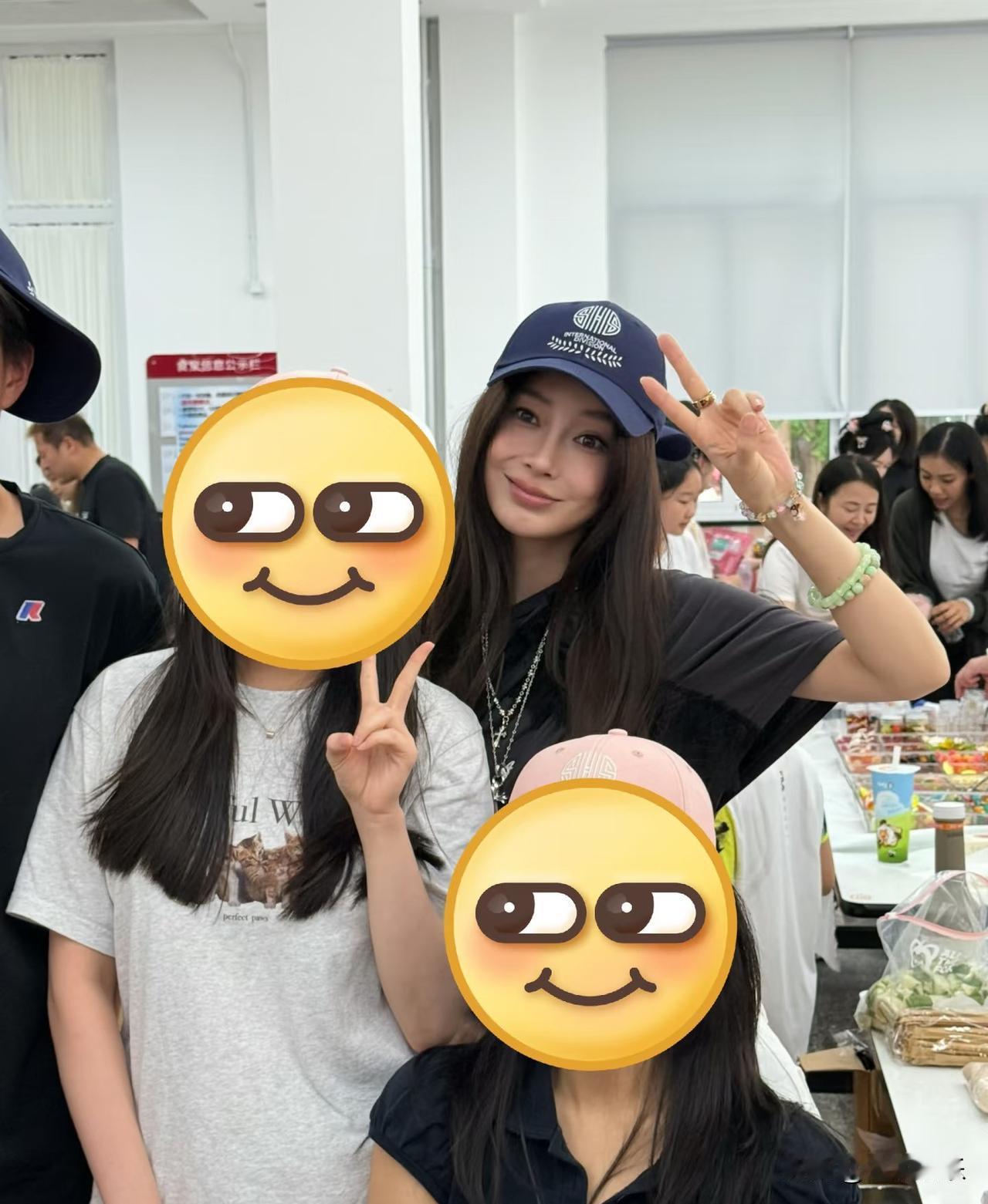 明明是亲子活动 结果海绵妈妈被其他同学和同学家长拉走了哈哈哈哈哈