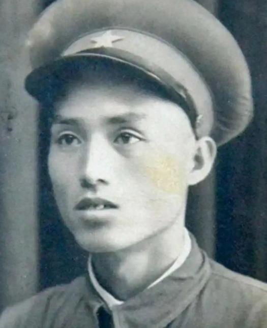 1942年，八路军一名机要科长被俘，日军把他带到赛马场当活靶子，给新兵练刺刀，就