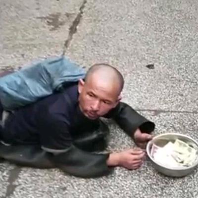 2016年，广州男子买菜时，偶遇双脚被截断的乞丐，仔细辨认下发现，这竟是失踪12