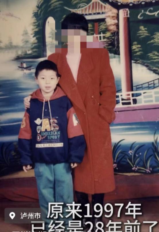 这就是母子连心吗？泸州，一10岁的男孩，在母亲失踪后，他想方设法溜出来找妈妈，神