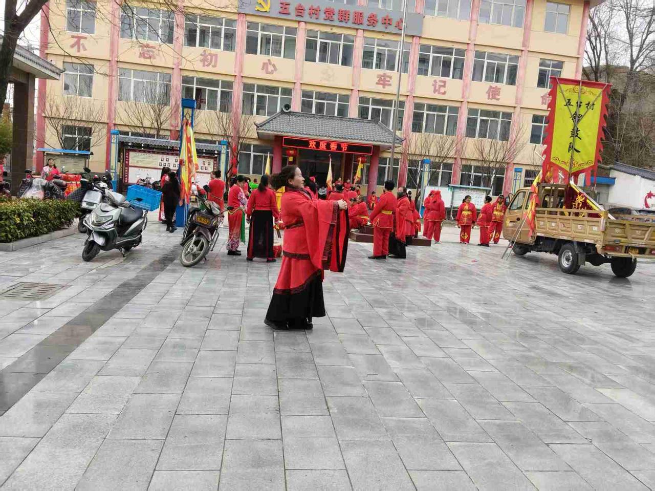 我的今日状态：😁轻松愉快
我这里的天气：🌤️多云五台村党群服务中心前，红妆汇