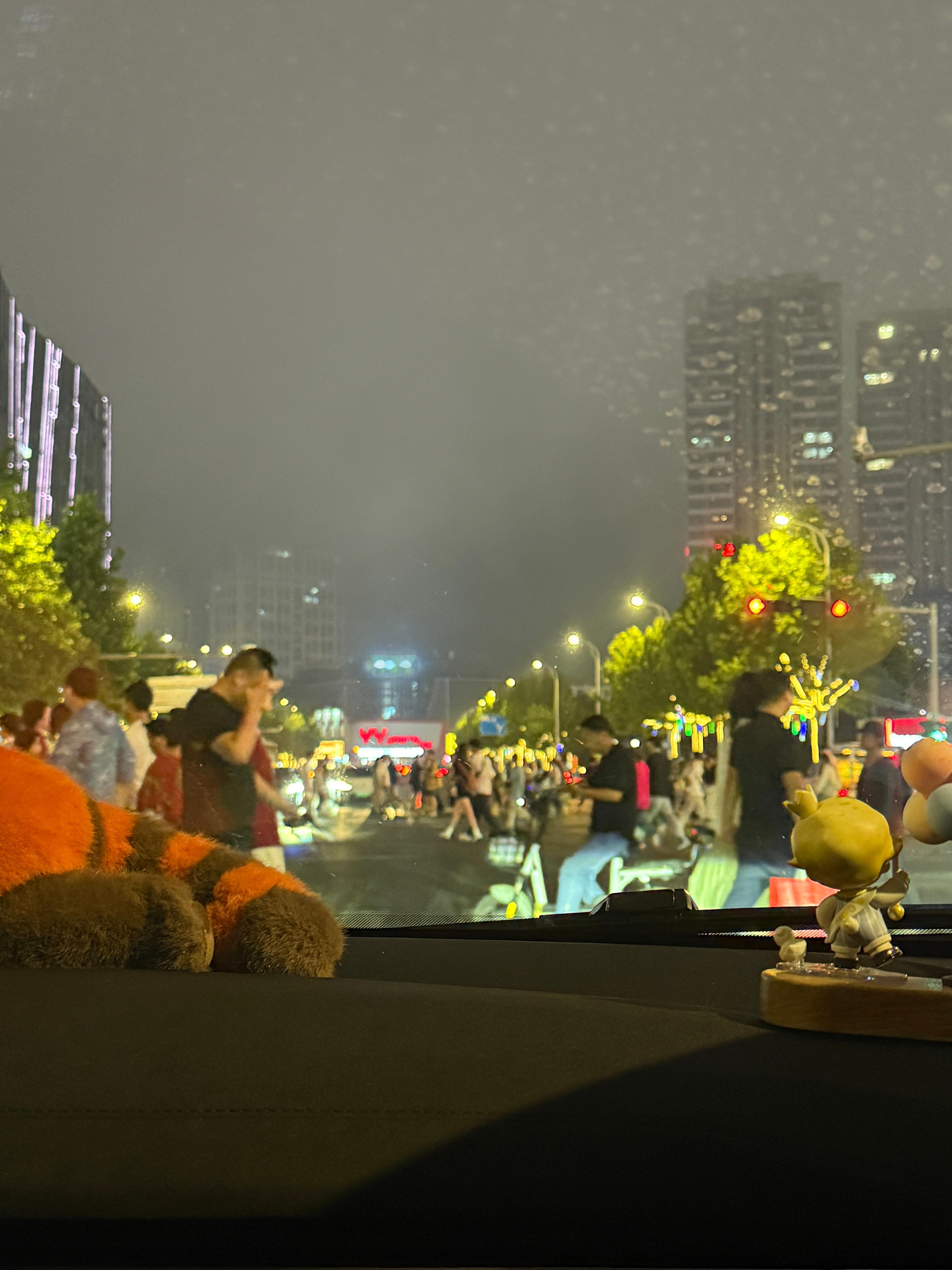 来夜市在这个路口堵了十分钟还没过去[淡淡的] ​​​