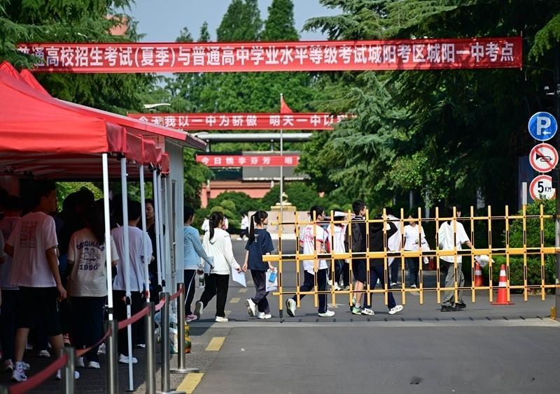 如今高考对比几十年前，差别实在太多
 
说起现在的高考和几十年前，方方面面都大不