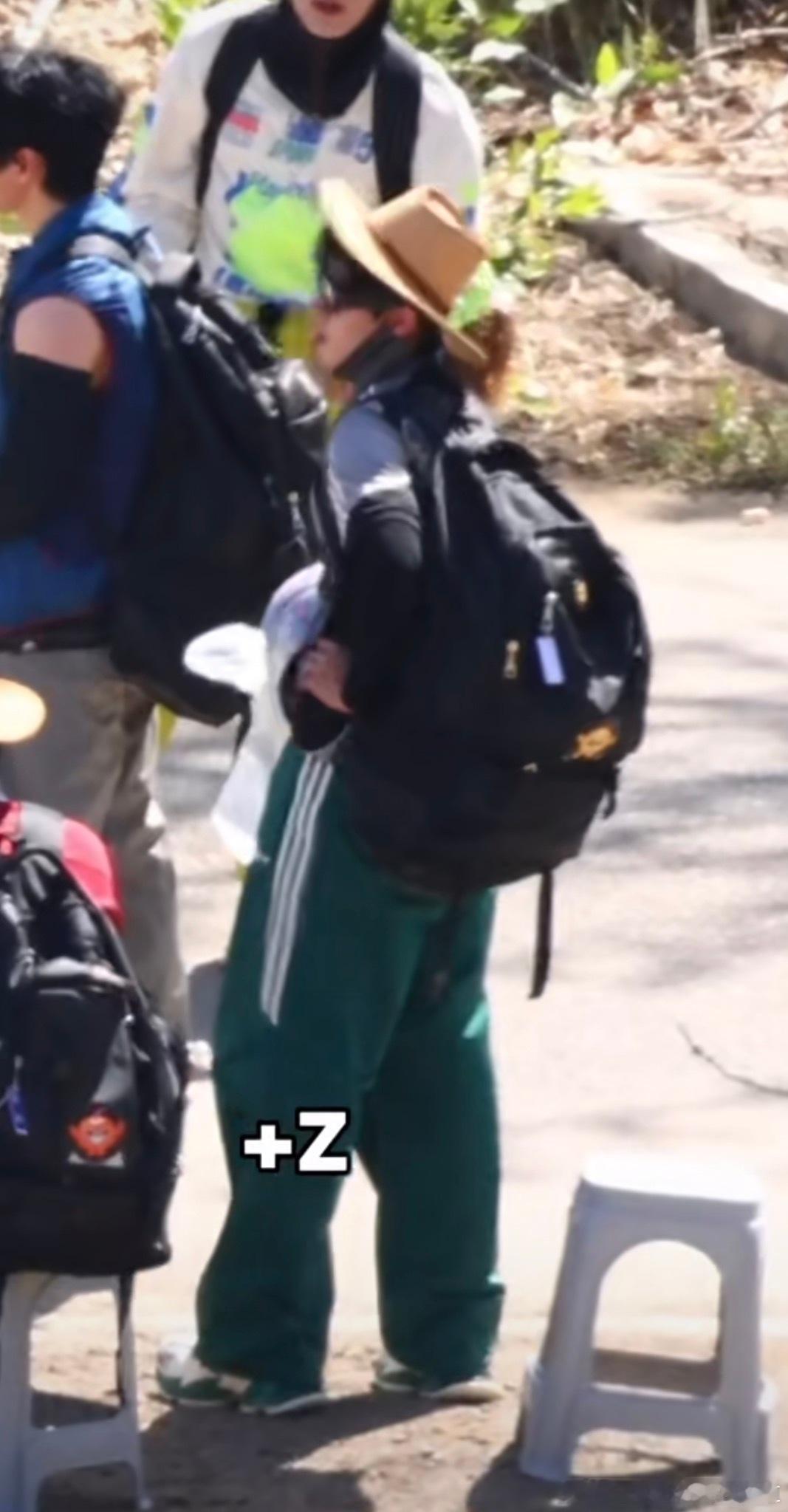 猪咪的大包上也有他的黄色动漫小标志噢这给我咪累的叉腰站！好奇他都装了什么好东西?