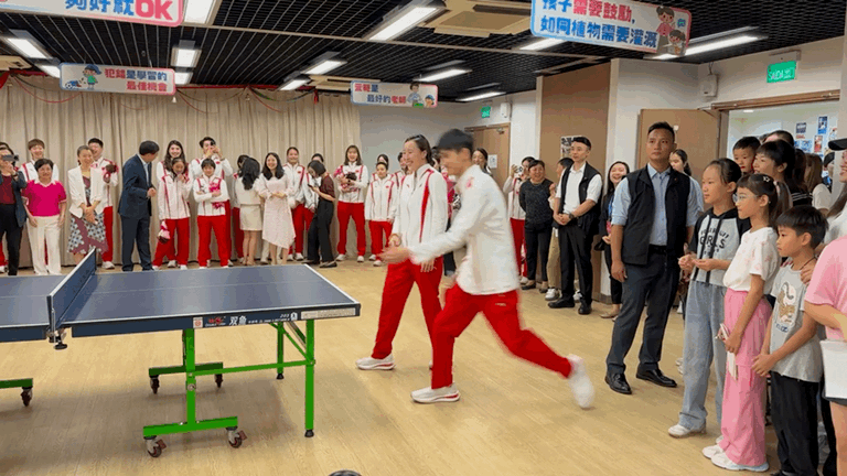 盛李豪，
既羽毛球名场面之后挑战乒乓球
你猜又有啥亮点了[灵光一闪]

1、瞧这