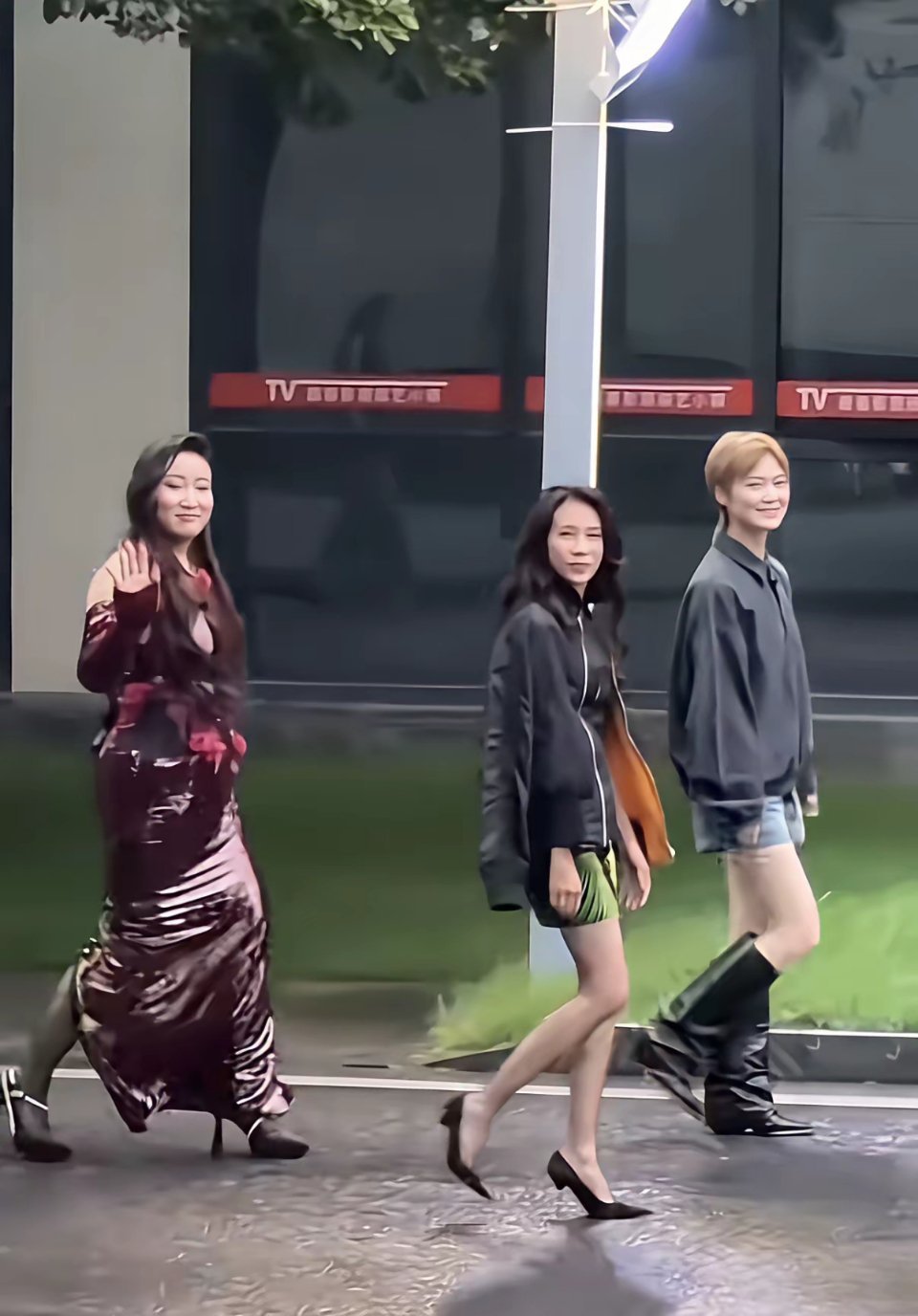 莫文蔚的身材为整体形象加了不少分，尤其一双美腿，在人群中尤为突出 