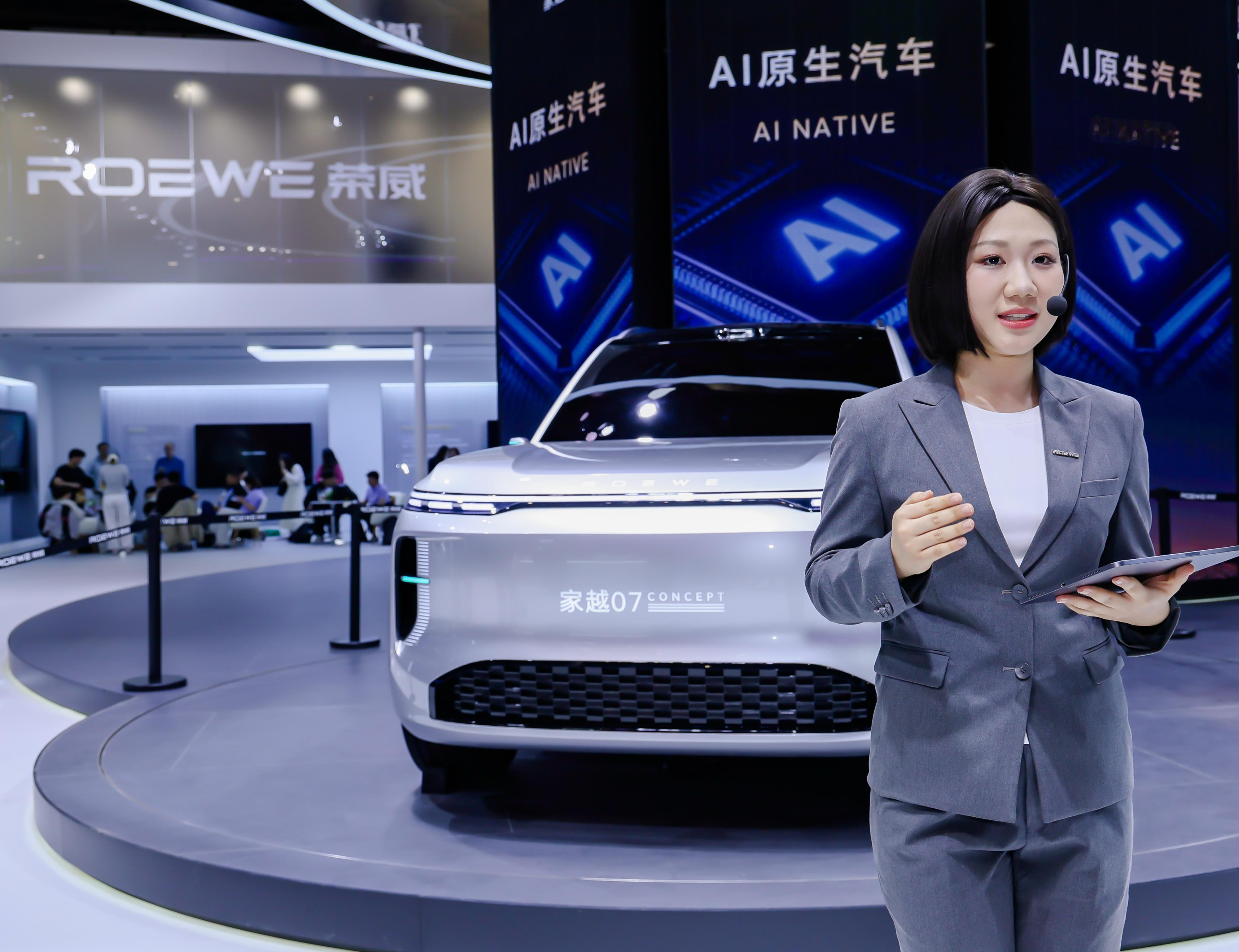 前些天在荣威 20 周年品牌之夜的结尾彩蛋中，预热过一个像 NOMI 一样的车载