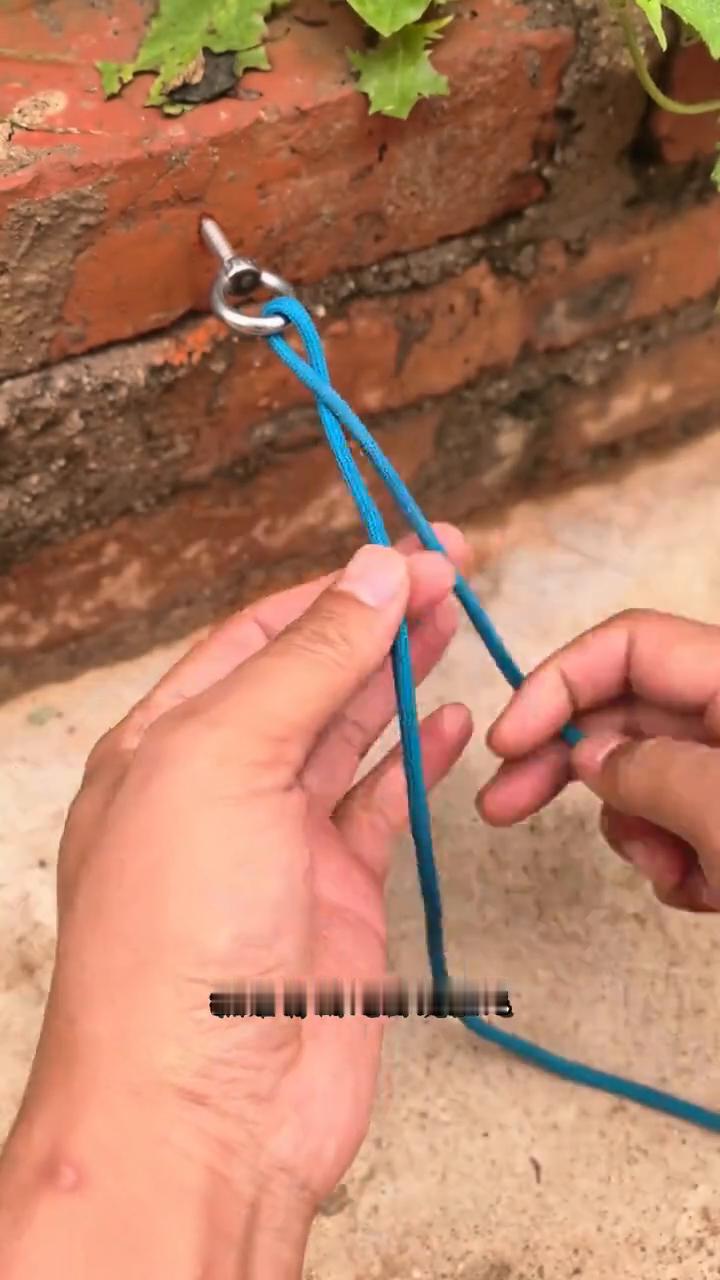 绳头穿过锚点往后一拉，然后将副绳围绕主绳缠绕几圈，完事将多余绳头往最前面的一个绳