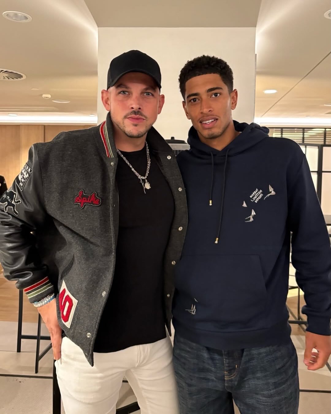 和球迷合影贝林厄姆