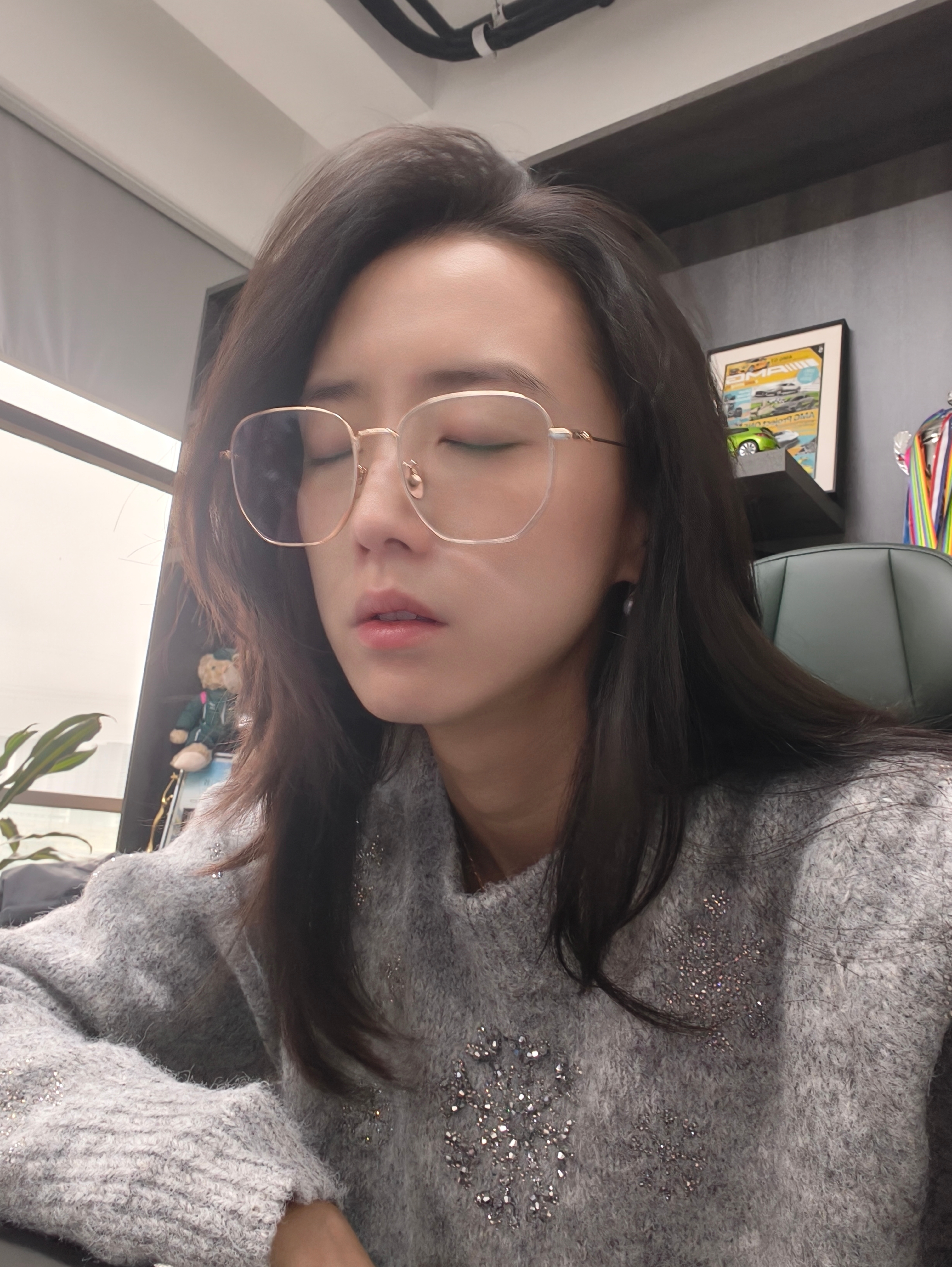 你们周一早上是不是这样的 哈哈哈哈一定要看动图昨晚熬了个夜把一部分工作干了，早上