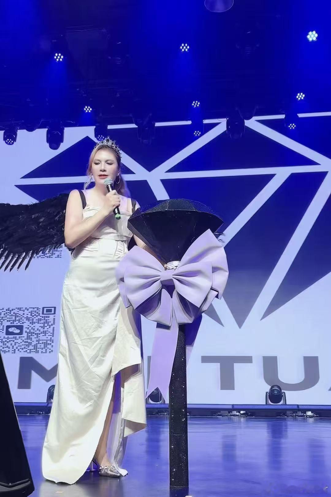 那艺娜好大一颗黑钻那艺娜重庆巡演的黑钻女王造型太杀了！王冠加身气场爆棚，精致妆容
