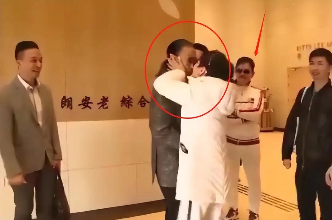 谢霆锋的父亲居然快90岁了，感觉和我爷爷年龄差不多，但是他的儿女却是我们同龄人！