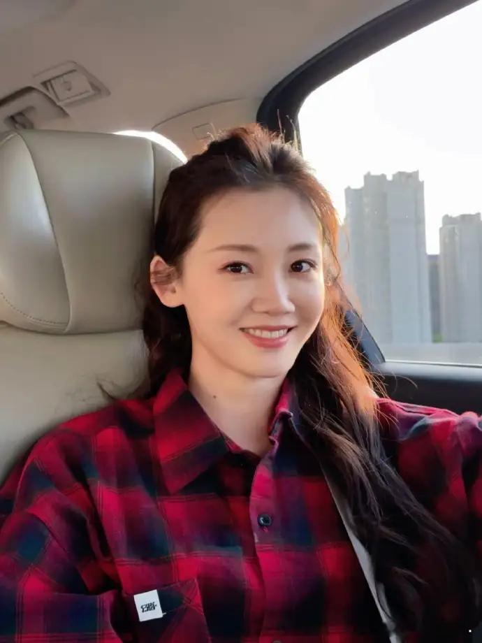 郑恺真是开了天眼！6月5日，郑恺老婆苗苗又在个人动态晒出了自己的近况，照片中的她