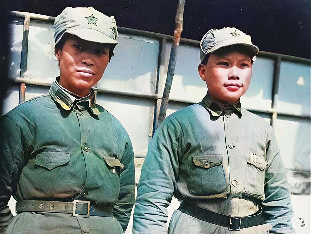 不要再被电视剧骗了，真正的女红军是这样的。照片中，这两名女红军是，毛主席的夫人贺