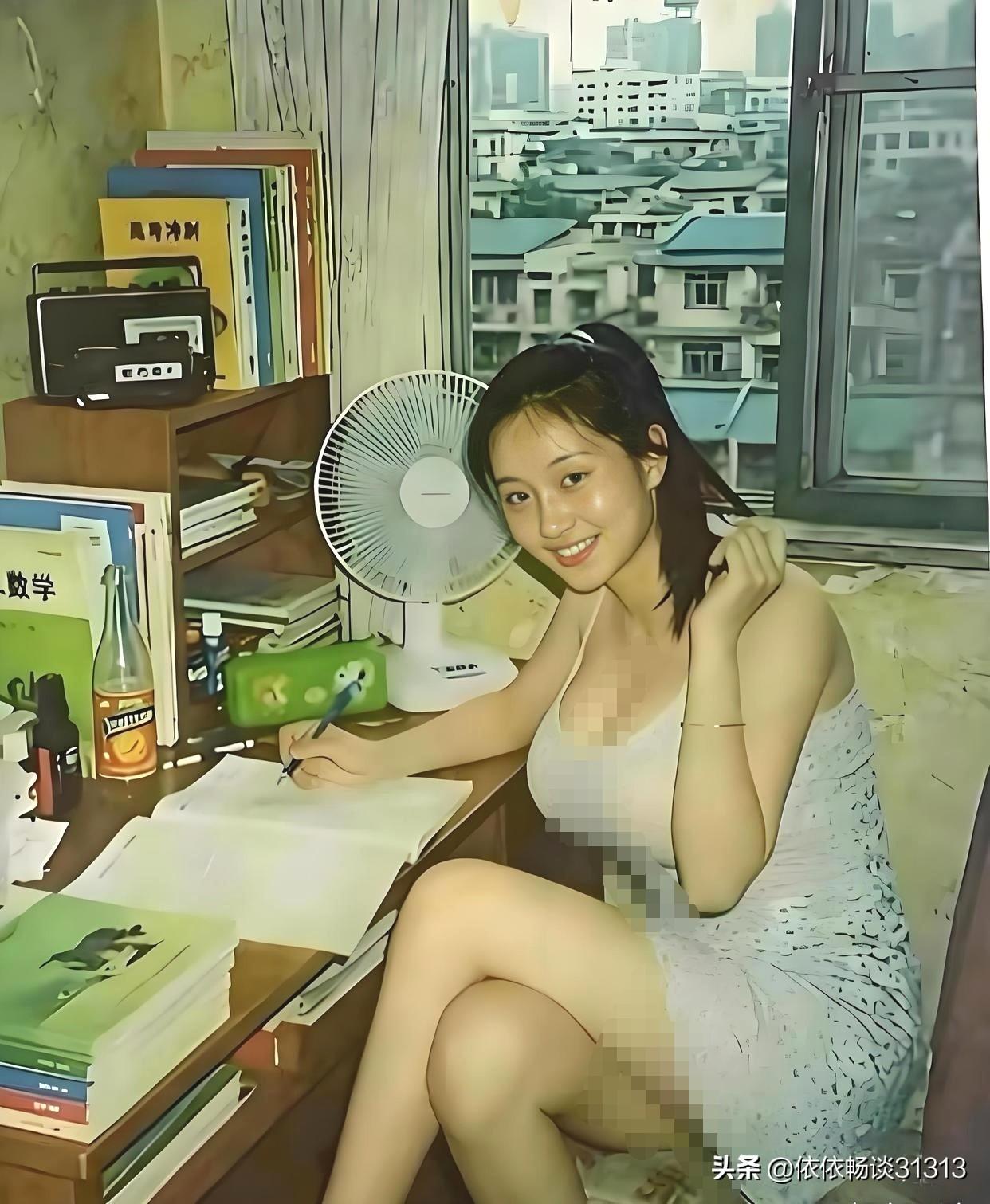 偶然翻到这张有年头的老照片，一眼就看入了神。

那时候没有美颜滤镜，也没有精致妆