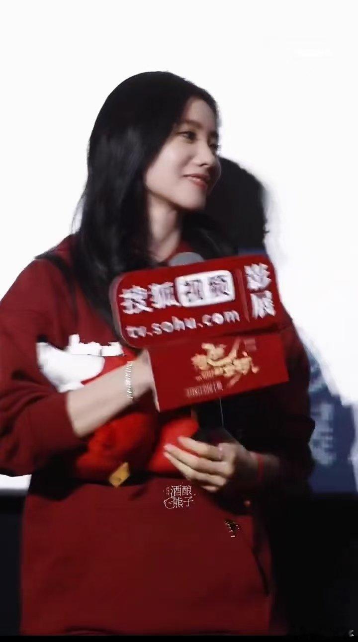 刘浩存喊话文淇二搭想飞的女孩北京首映礼 《想飞的女孩》首映礼上，刘浩存勾文淇下巴