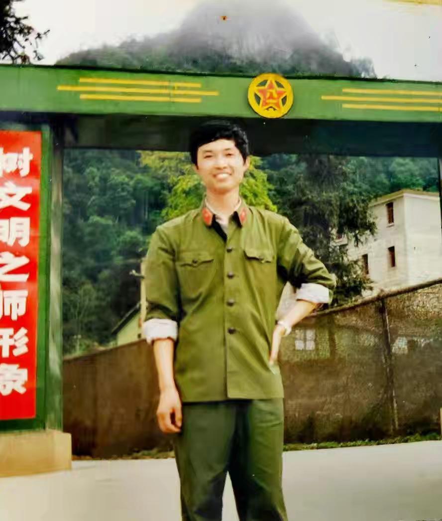 第十五侦察大队河南籍参战老兵王勇献在老山前线。