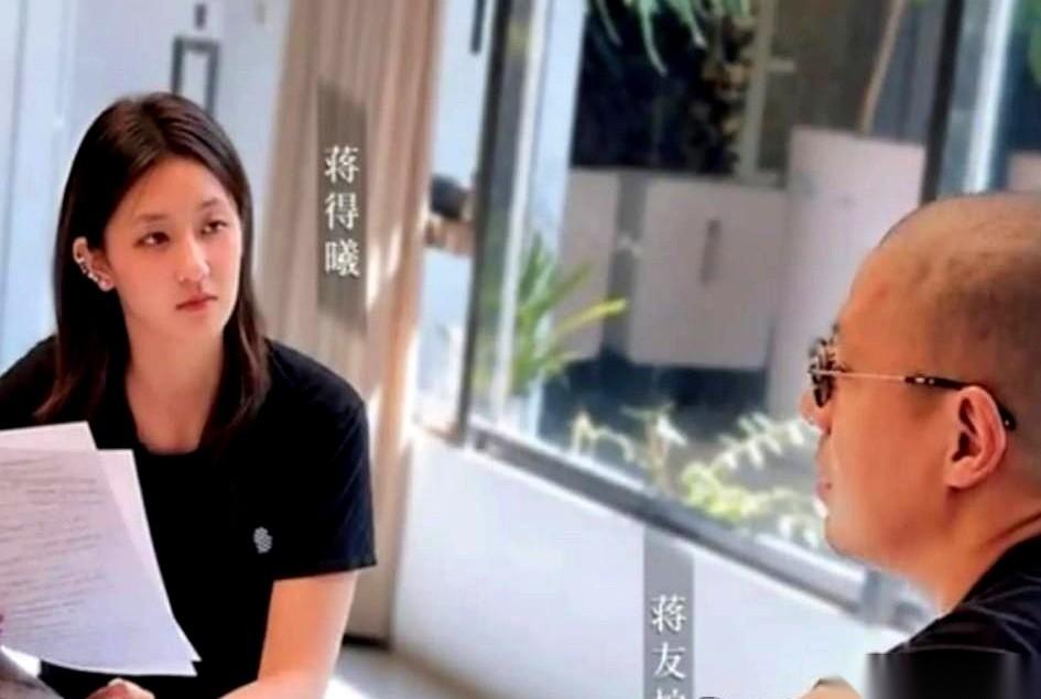翻看2024年10月上海的一场媒体访谈，坐在镜头前的蒋友柏，把女儿蒋得曦推到了聚