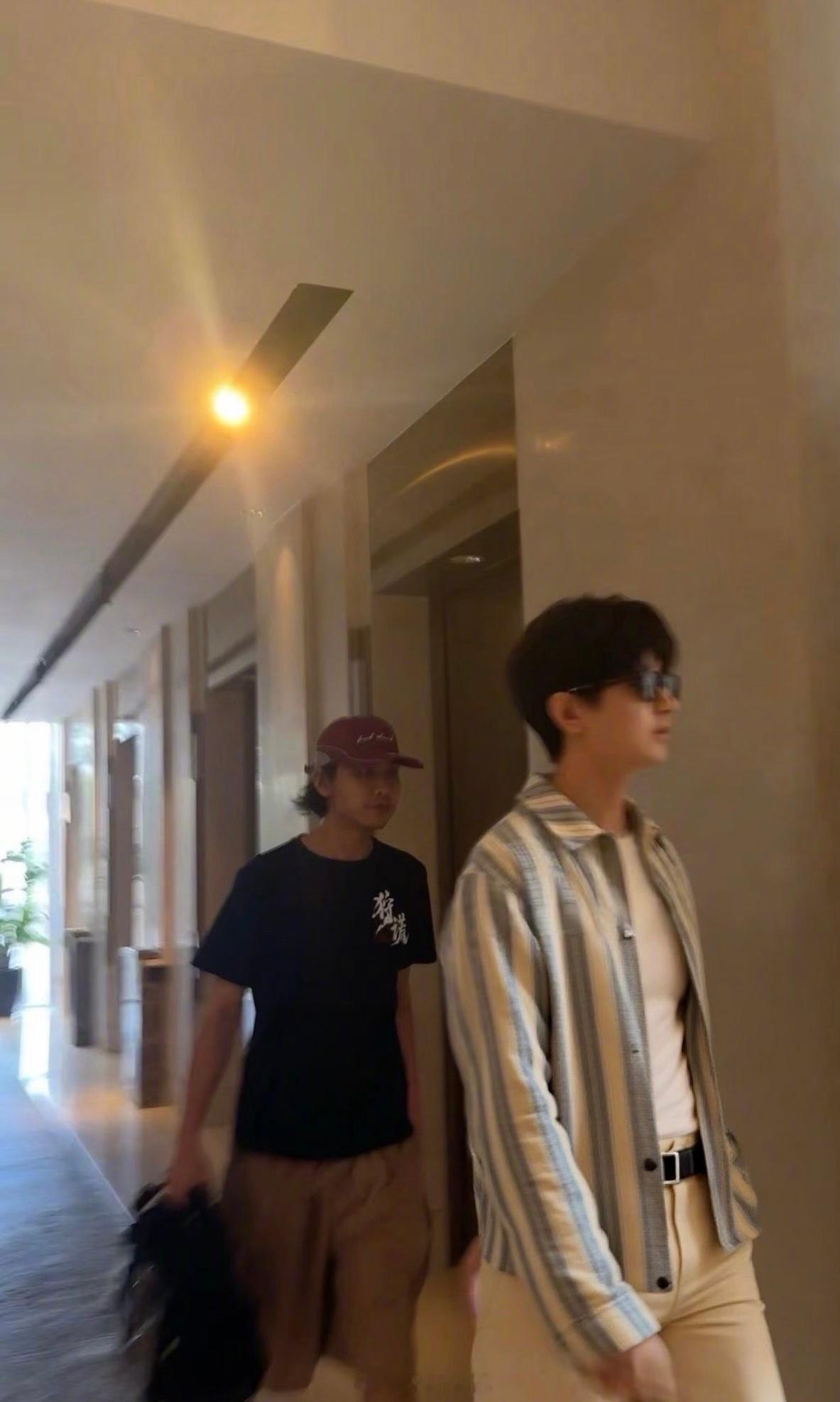 成毅新剧狩谎开机上班路透来了，这也太帅了吧！