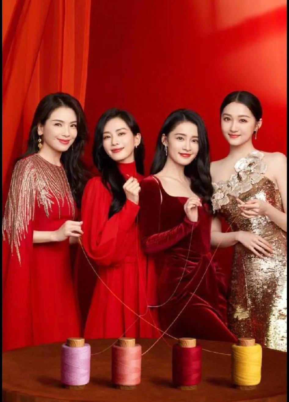 “四美”就看出了左面和右面，中间的两个看着有点像这个，又有点像那个，现在娱乐界的