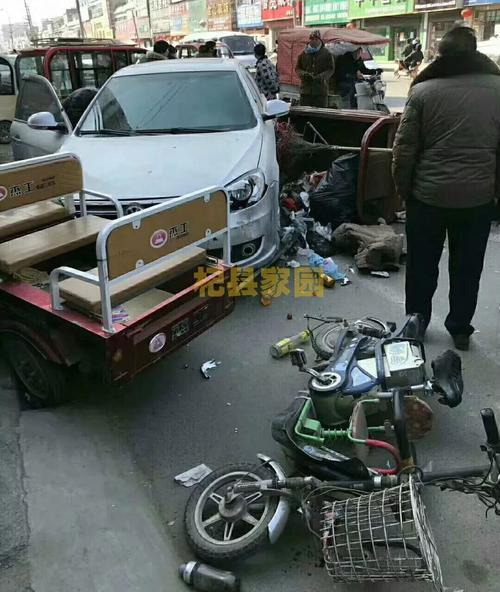 河南开封杞县在8月30日上午11点钟左右，在振兴街陈庄街口处，发生一起车毁、人员
