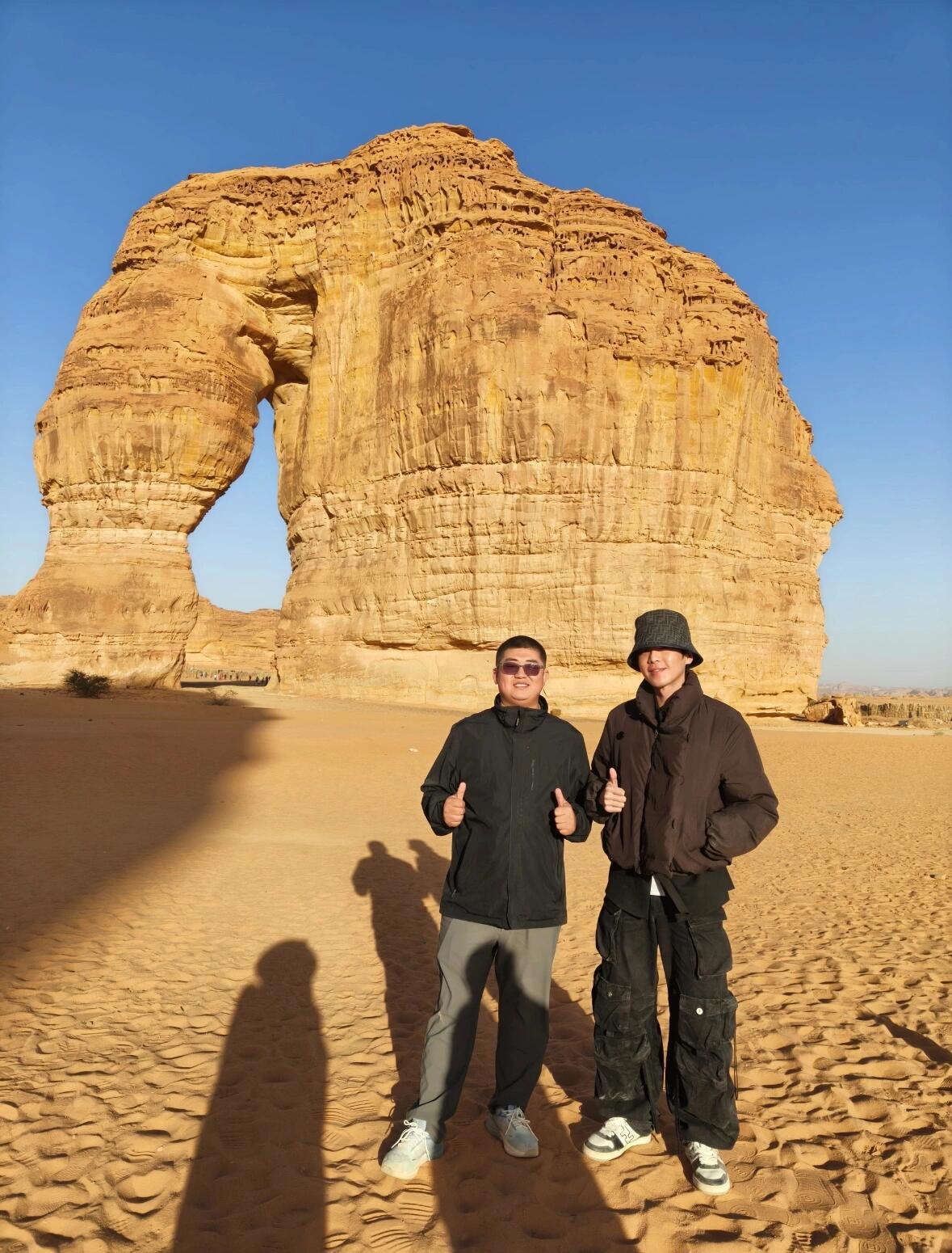 张若昀唐艺昕沙特旅游找的花少导游我记得小马哥，人特别好，也特别靠谱来着，张若昀唐