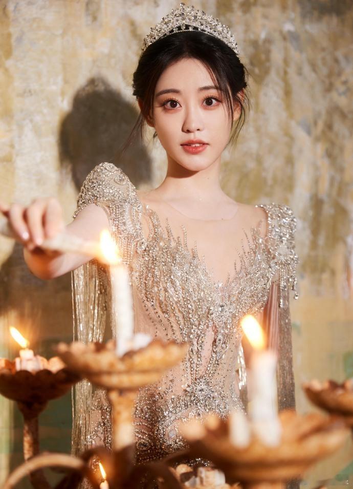 祝绪丹  身披星光，款款而至。祝绪丹超话 ​​​#时尚穿搭# ​​​