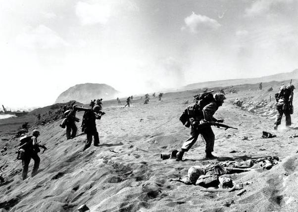 1945年3月，在硫磺岛战役中，美军发现一名日本鬼子还有口气，就毫不犹豫地补了一